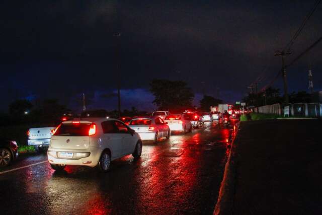 Alagamento em viaduto causa congestionamento quilom&eacute;trico na Av. Jo&atilde;o Arinos