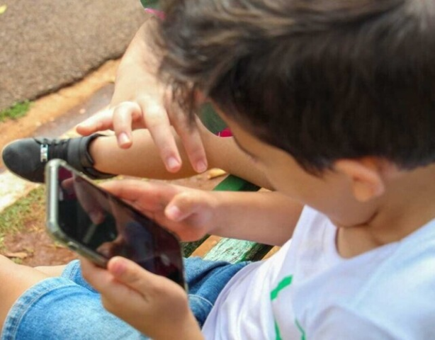 Desempenho escolar dos filhos melhorou ap&oacute;s proibi&ccedil;&atilde;o de celular, dizem 74%