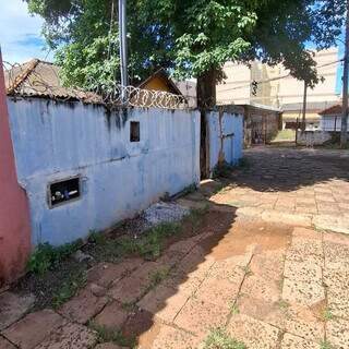 Casa abandonada no Amambai vira ponto de drogas e inseguran&ccedil;a para moradores