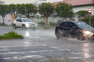 Chuva cai forte depois de arco-&iacute;ris perfeito no c&eacute;u de Campo Grande