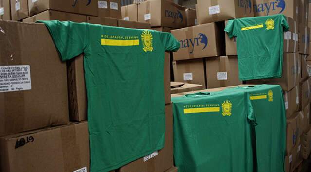 Governo paga R$ 3,1 milh&otilde;es em 80 mil uniformes escolares