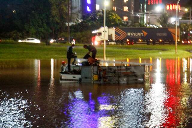 "&Aacute;gua subiu em minutos", relata motorista de S10 ilhada na Jo&atilde;o Arinos