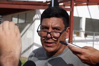 Homem &eacute; morto ao defender esposa e fam&iacute;lia se desespera ao ver corpo na rua