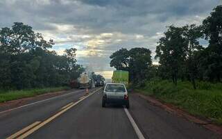 Carreta com eucalipto tomba e &eacute; consumida pelo fogo na BR-262