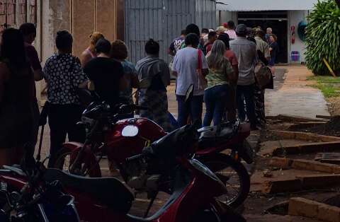 Pacientes enfrentam longa fila de madrugada para marcar exames no HU 