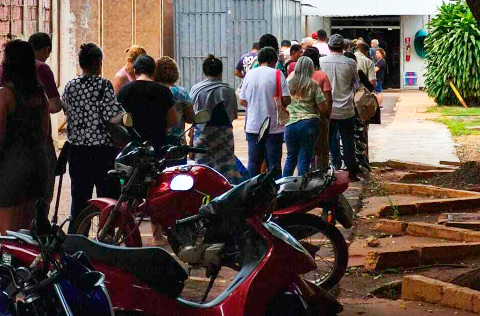 Pacientes enfrentam longa fila de madrugada para marcar exames no HU 
