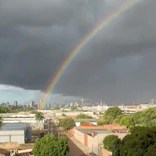 Chuva cai forte depois de arco-&iacute;ris perfeito no c&eacute;u de Campo Grande