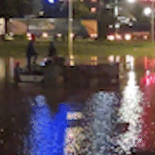 Alagamento deixa carros ilhados e bombeiros resgatam pessoas no teto