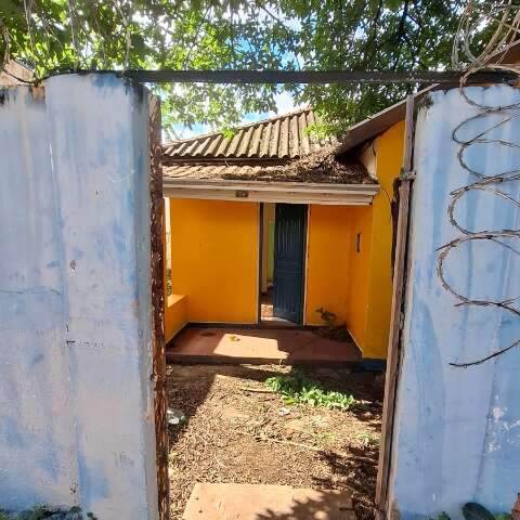 Casa abandonada no Amambai vira ponto de drogas e inseguran&ccedil;a para moradores