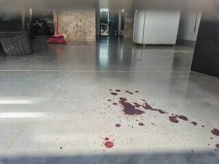 Vizinha ouviu tiros e em seguida viu rapaz pedindo socorro no port&atilde;o