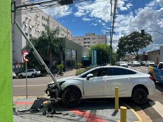 &ldquo;Me distra&iacute;&rdquo;, diz jovem ap&oacute;s furar sinal, atingir carro e bater em sem&aacute;foro