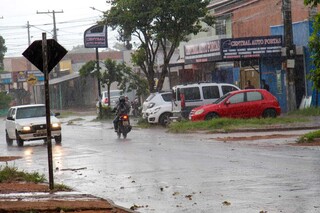 Campo Grande registra mais de 55 mm de chuva em 12 horas e ventos de at&eacute; 87 km/h