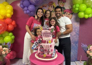 Luiza juntou madrasta, padrastro, m&atilde;e e pai em festa e bombou nas redes