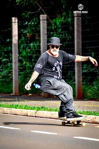 Aos 54 anos, Charles &eacute; o surfista do asfalto do Parque dos Poderes