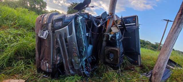 Caminh&atilde;o sai da pista, bate em &aacute;rvore e fica destru&iacute;do na MS-040