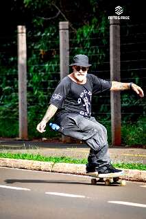 Aos 54 anos, Charles &eacute; o surfista do asfalto do Parque dos Poderes