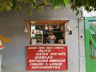 Sem a farda, Ramão investiu no alho argentino na calçada de casa 