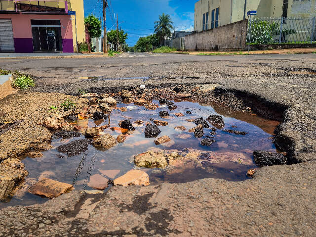 Buracos tomam conta de esquina e colocam motoristas em risco no Rita Vieira