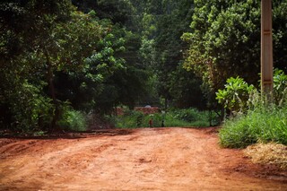 Entre buracos e escurid&atilde;o, moradores dizem que bairro &eacute; invis&iacute;vel h&aacute; 20 anos