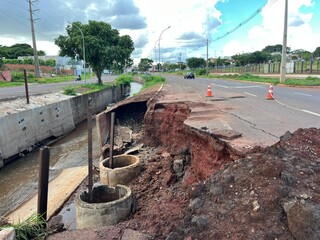 Conten&ccedil;&atilde;o de c&oacute;rrego desaba novamente e leva parte de asfalto