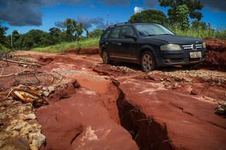 Buraco se abre após forte chuva e terra invade pista no Parque dos Poderes Buraco se abre após forte chuva e terra invade pista no Parque dos Poderes