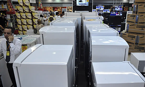 Geladeira pode ser vil&atilde; da conta de luz, mas h&aacute;bitos simples ajudam a economizar