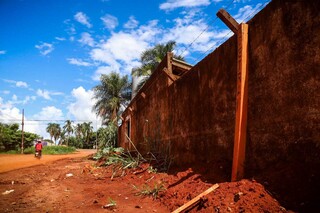 Entre buracos e escurid&atilde;o, moradores dizem que bairro &eacute; invis&iacute;vel h&aacute; 20 anos