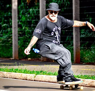 Aos 54 anos, Charles é o surfista do asfalto do Parque dos Poderes Aos 54 anos, Charles é o surfista do asfalto do Parque dos Poderes