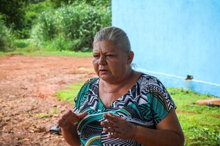 Entre buracos e escurid&atilde;o, moradores dizem que bairro &eacute; invis&iacute;vel h&aacute; 20 anos