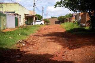 Entre buracos e escurid&atilde;o, moradores dizem que bairro &eacute; invis&iacute;vel h&aacute; 20 anos