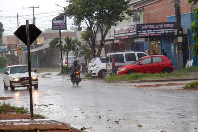 Campo Grande registra mais de 55 mm de chuva em 12 horas e ventos de at&eacute; 87 km/h