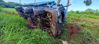 Caminh&atilde;o sai da pista, bate em &aacute;rvore e fica destru&iacute;do na MS-040