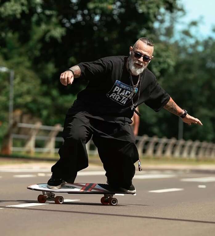 Aos 54 anos, Charles é o surfista do asfalto do Parque dos Poderes