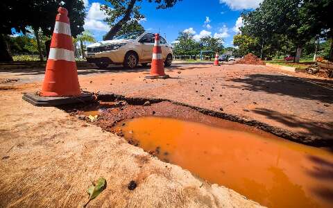 Buraco se abre ap&oacute;s forte chuva e terra invade pista no Parque dos Poderes