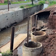 Conten&ccedil;&atilde;o de c&oacute;rrego desaba novamente e leva parte de asfalto