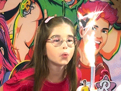 Luiza juntou madrasta, padrastro, m&atilde;e e pai em festa e bombou nas redes