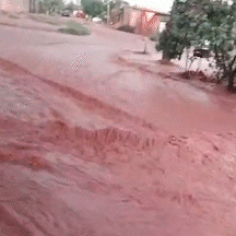 Enxurrada invade casas e arrasta m&oacute;veis no Jardim Panorama