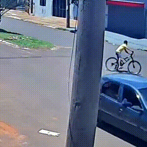 Crian&ccedil;a &eacute; lan&ccedil;ada da bicicleta ap&oacute;s ser atingida por carro em avenida