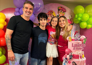 Luiza juntou madrasta, padrastro, m&atilde;e e pai em festa e bombou nas redes