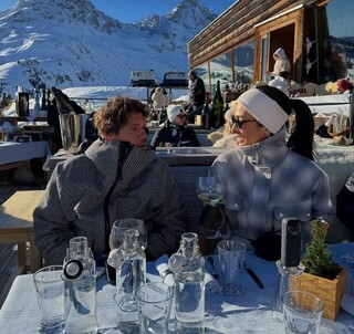 Silvia Braz luxa nos Alpes su&iacute;&ccedil;os com a fam&iacute;lia e namorado de MS