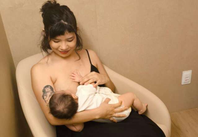 Contra recomenda&ccedil;&otilde;es, posto de sa&uacute;de pro&iacute;be m&atilde;e de amamentar beb&ecirc; em vacina&ccedil;&atilde;o