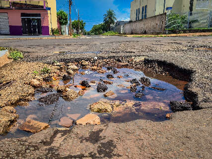 Buracos tomam conta de esquina e colocam motoristas em risco no Rita Vieira