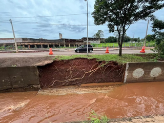 Conten&ccedil;&atilde;o de c&oacute;rrego desaba novamente e leva parte de asfalto