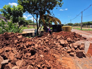 Avenida Ernesto Geisel tem trecho bloqueado para obras ap&oacute;s desmoronamento