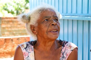 Bisneta de Tia Eva, Air passa o dia na porta de casa vendo obra na igreja