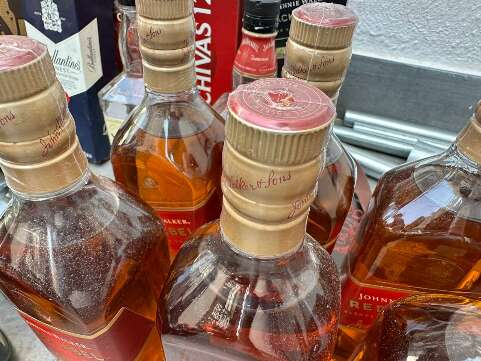 Ladr&atilde;o &eacute; preso ap&oacute;s tentar furtar u&iacute;sques e carnes de supermercado