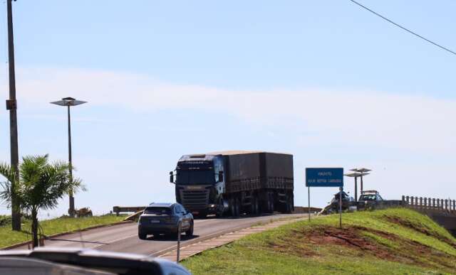 Passagem de carretas pesadas por viaduto preocupa moradores de condom&iacute;nio