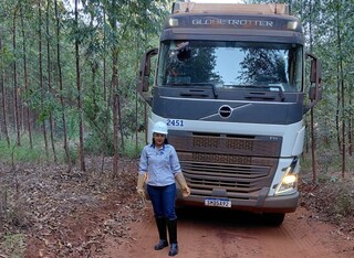 Mulheres assumem o volante e mudam o perfil do transporte florestal em MS