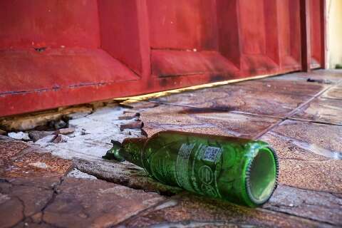 Dupla em caminhonete atira e joga coquetel molotov em port&atilde;o de casa