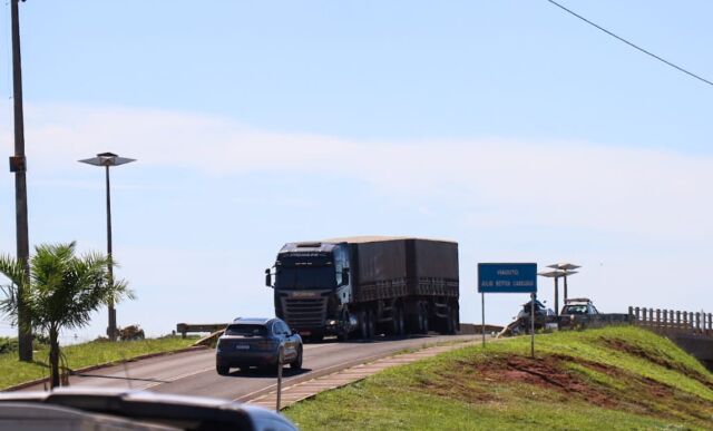 "Passagem de carretas pesadas por viaduto preocupa moradores de condomínio"